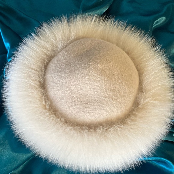 Authentic fox fur Canadian hat - Picture 2 of 5